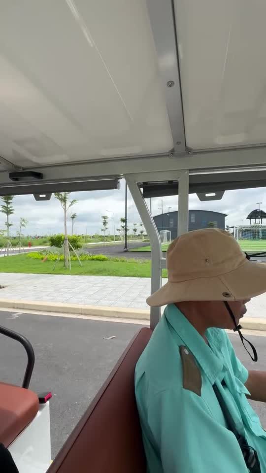 Video tour xe điện qua công viên và sân thể thao
