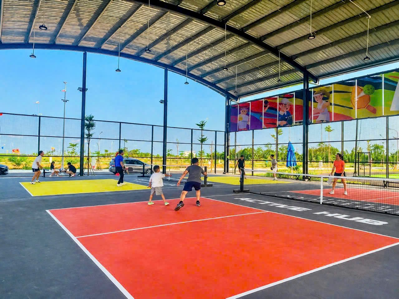 Sân pickleball Active Hub có mái che tại dự án